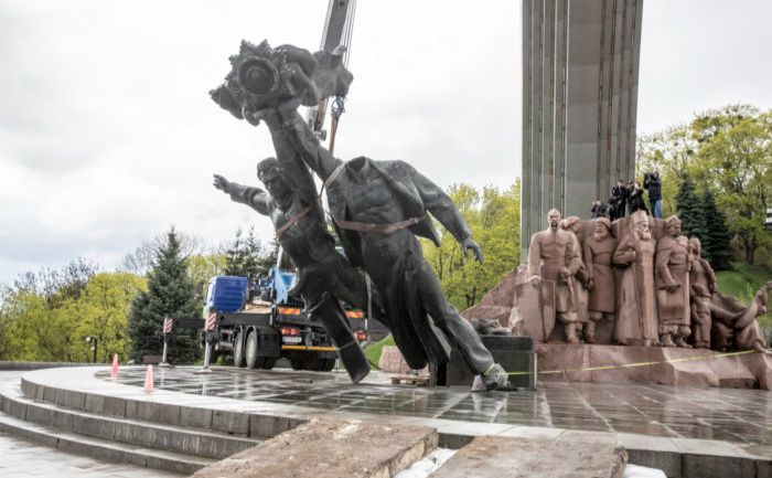 У Києві демонтували скультуру з монумента арка «Дружба народів». Фото: КМДА