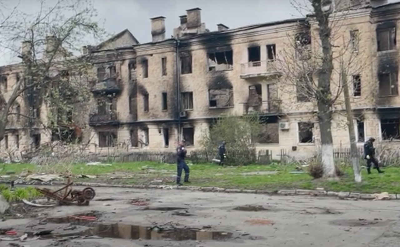 На околицях столиці та у самому місті продовжуються роботи з розмінування місцевості.