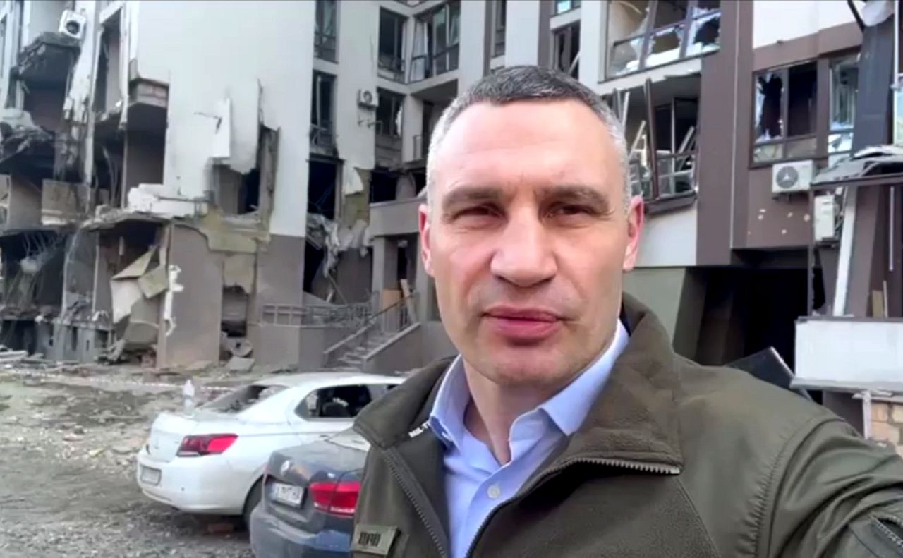 Мер Києва біля потрощеного будинку. Скриншот з відео