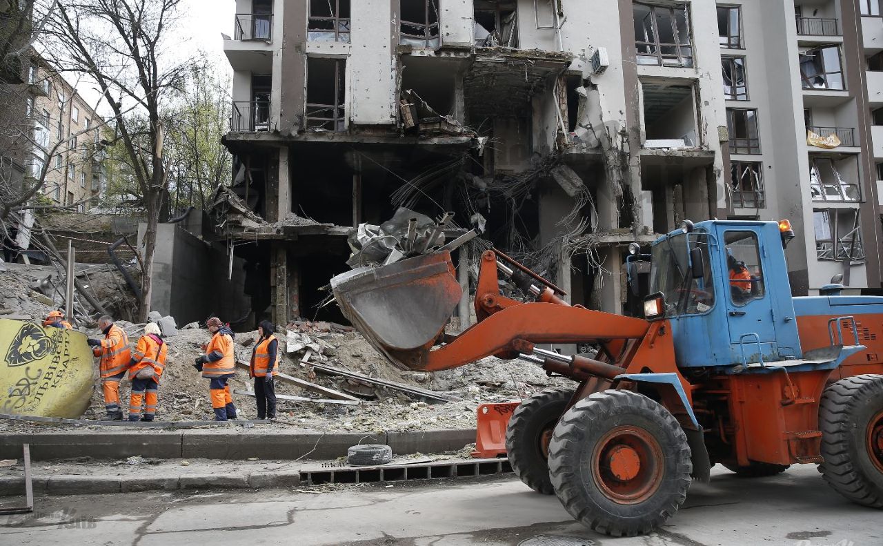 Постраждалий від російської ракети будинок. Фото «Вечірній Київ»