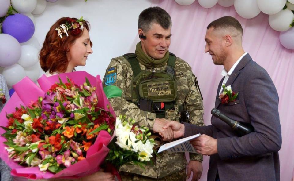 Молодята під час розпису. Фото: 229 окремий батальйон
