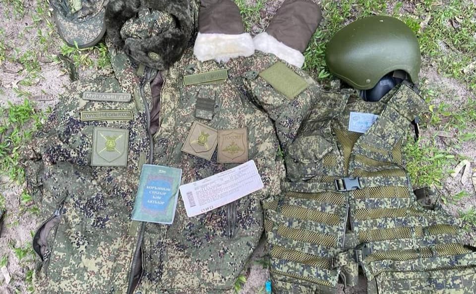 Невикористаний квиток додому й купка одягу — все що залишається від окупантів. Фото: Генштаб ЗСУ