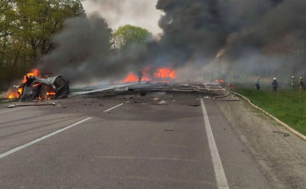 Внаслідок зіткнення усі три транспортні засоби загорілися