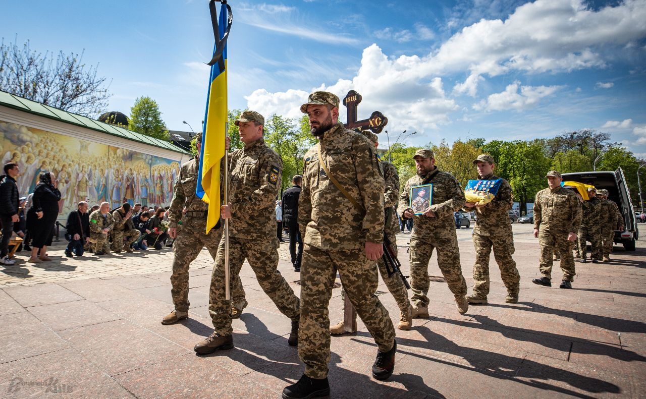 Тіло Руслана Боровика зустрічали на колінах. Фото: Олексій Самсонов