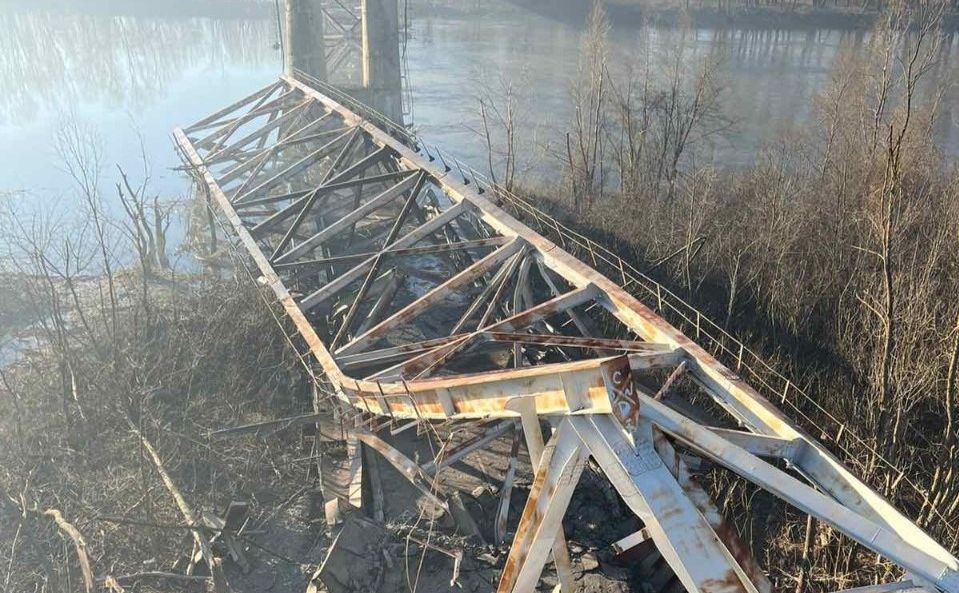 Зруйнований окупантами міст у Чернігові. Фото з відкритих джерел