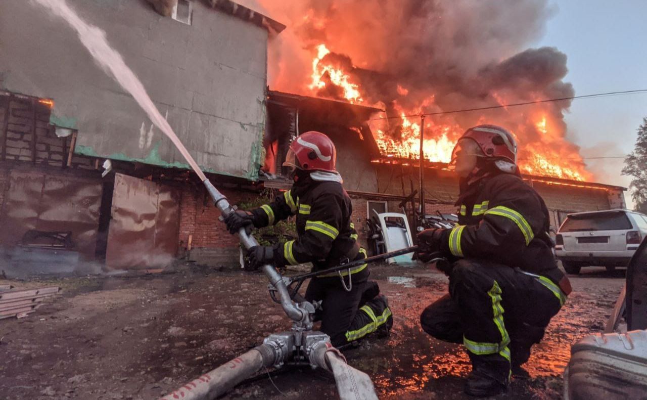 Триповерхова будівля в Києві загорілась о 4-30 ранку. Фото: ДСНС України