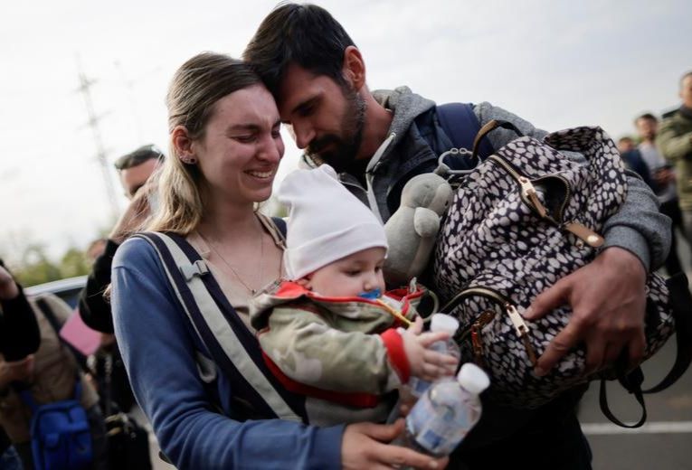 В Маріуполі триває операція по евакуації людей. Фото: Reuters