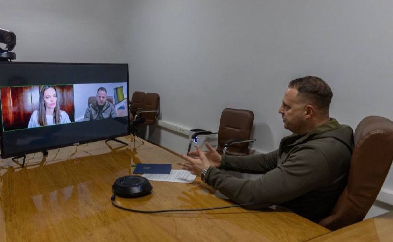 Андрій Єрмак під час розмови з Анджеліною Джолі. Фото: Офіс Президента