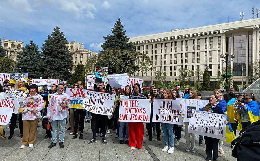 Рідні та близькі морпіхів та полку «Азов» вимагають врятувати військових. Фото: З відкритих джерел