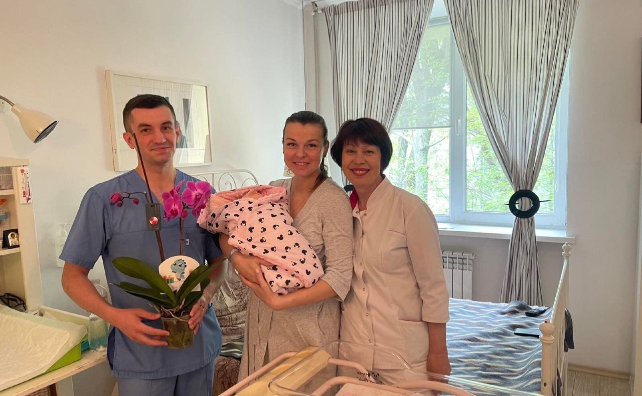 Молодим матусям з нагоди свята подарували квіти. Фото: Департамент охорони здоров’я міста Києва
