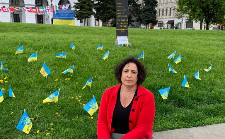 Мелінда Сіммонс на меморіальному майданчику на Майдані Незалежності. Фото: твіттер М.Сіммонс