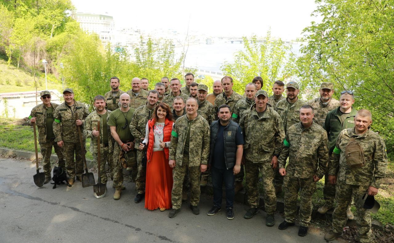 Участь в озелененні взяли депутати Київради. Фото: Київрада