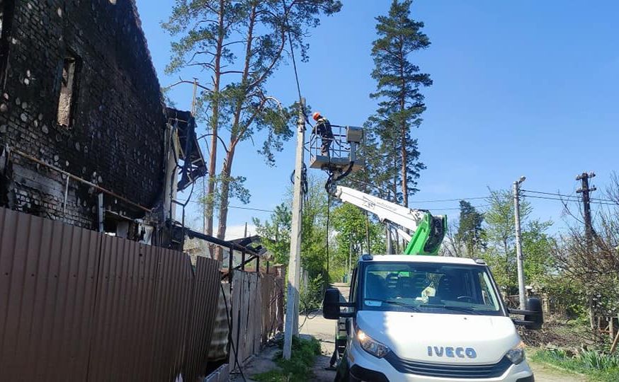 7 травня аварійні бригади ДТЕК повернули світло для 854 домівок у Бучанському районі. Фото: КВОДА