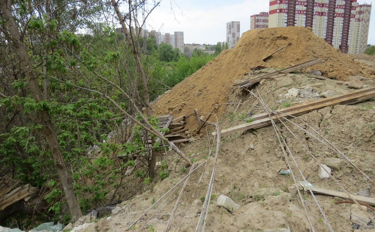 На Байковій горі хтось незаконно створив насип. Фото: КП СУППР
