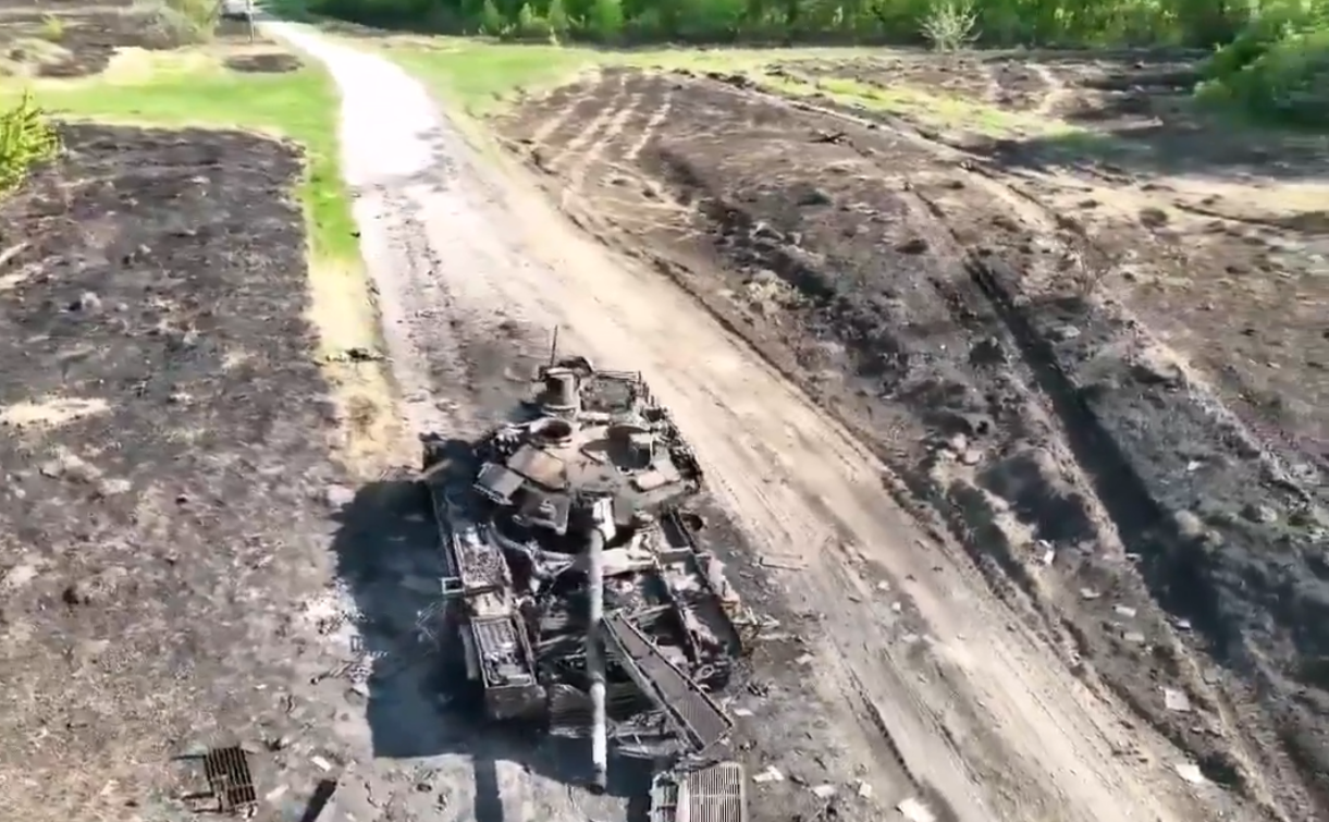 Кілька днів тому це був найсучасніший рашистський танк Т-90М «Прорив». Скріншот