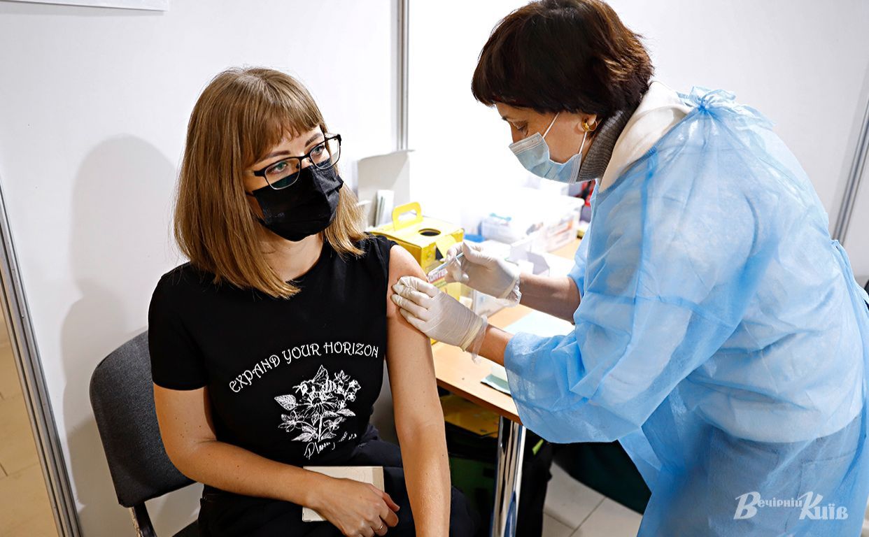 У всіх пунктах доступні вакцини CoronaVac та Pfizer. Фото: Борис Корпусенко