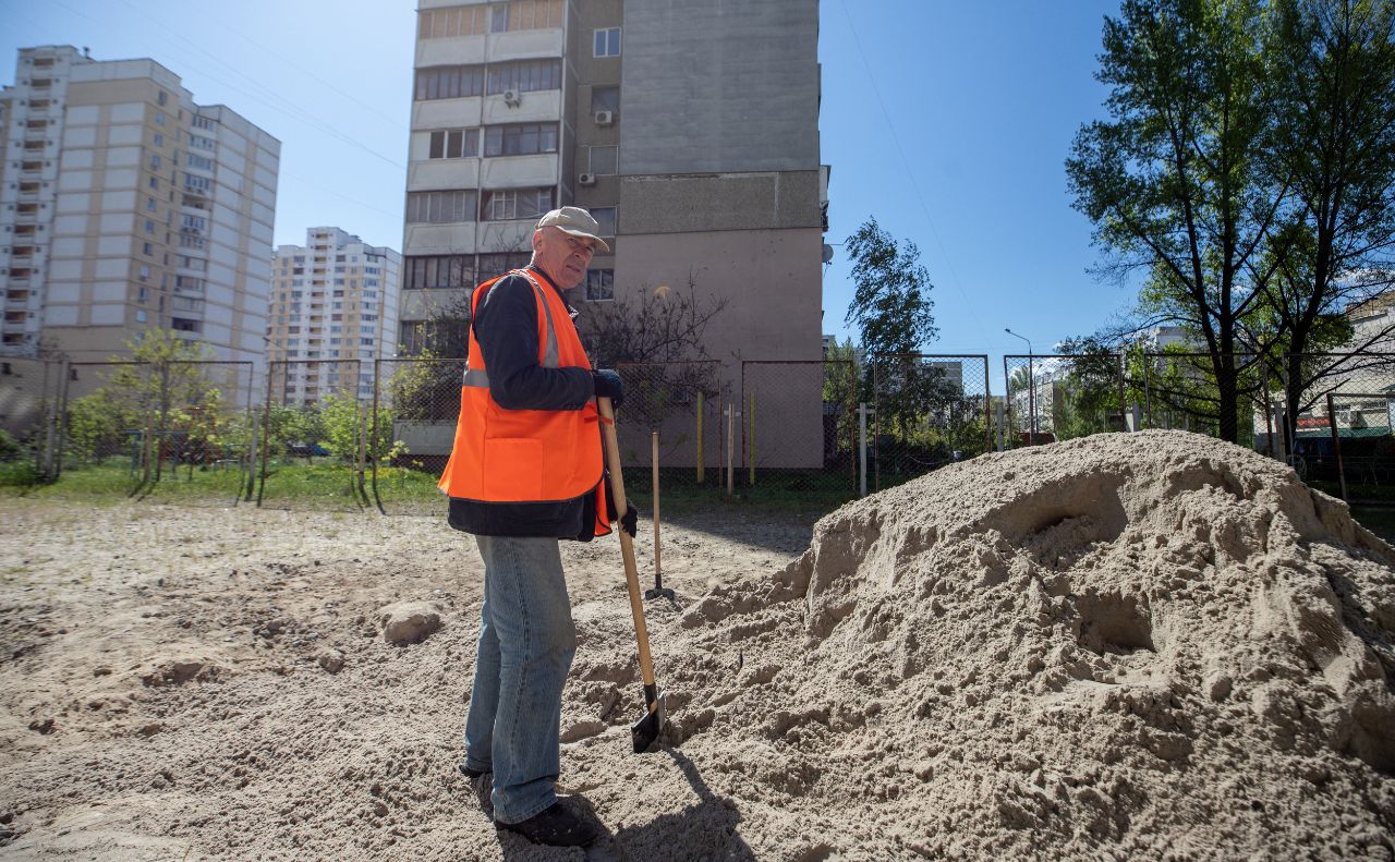 Працівники обслуговують житлові будинки та впорядковують двори. Фото: КМДА