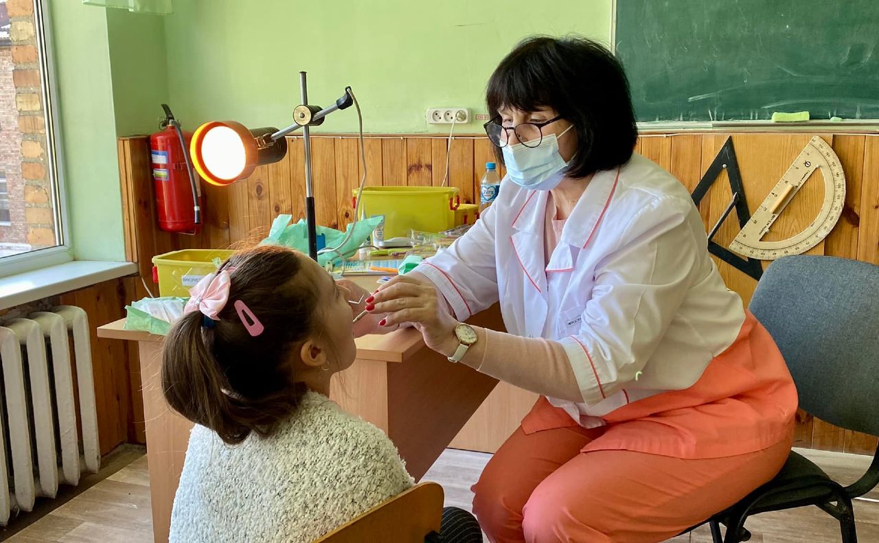 Фахівці київської лікарні Одматдит консультують дітей зі звільнених від окупантів районів