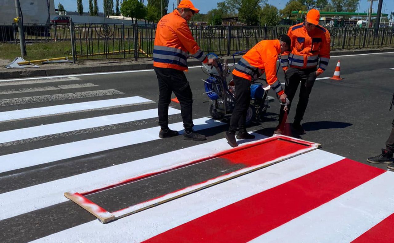 Столичні дорожники поновлюють розмітку. Фото: Київавтодор