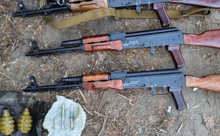 У «бізнесменів» вилучили автомати, гранати та пістолети. Фото: столична прокуратура