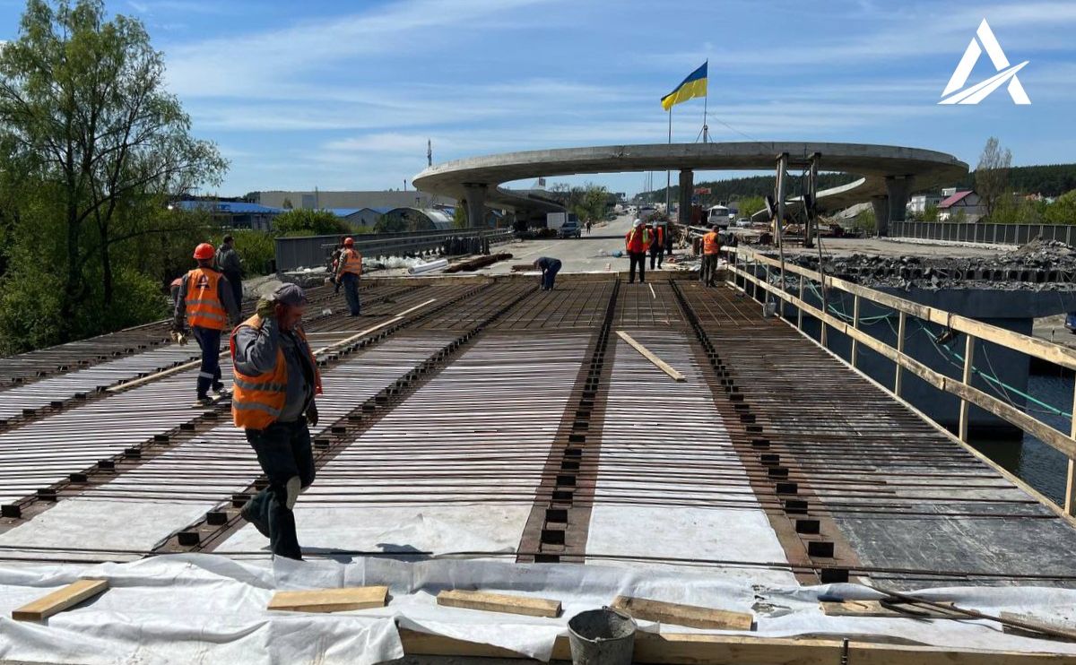 Відновлення мосту біля Стоянки. Фото: Укравтодор