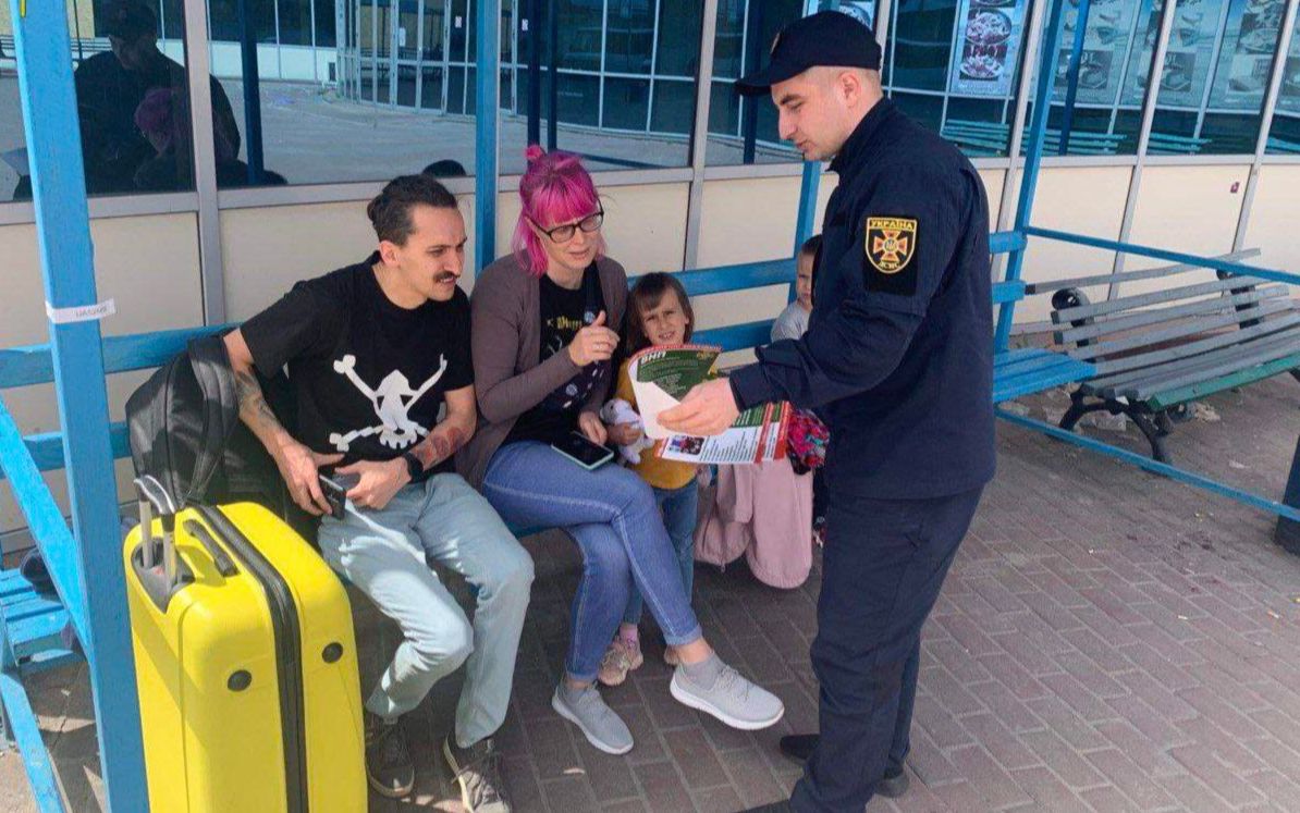 Інформаційно-роз’яснювальні бесіди з тими, хто щойно повернувся до Києва. Фото: ГУ ДСНС у м.Києві