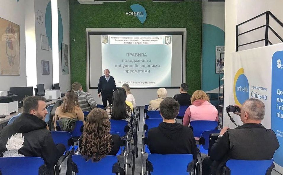 Заняття проводять спеціалісти ДСНС. Фото: VcentriHUB