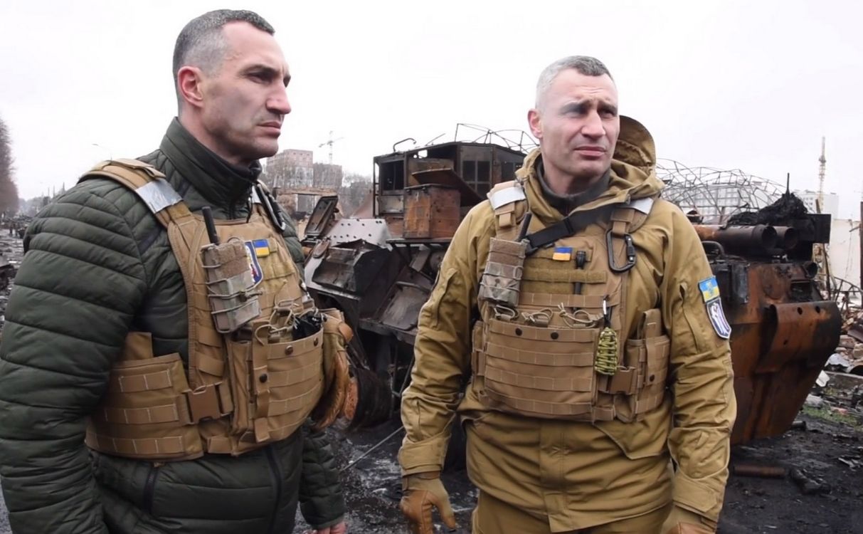 Володимир та Віталій Клички у Бучі. Фото: Олексій Самсонов