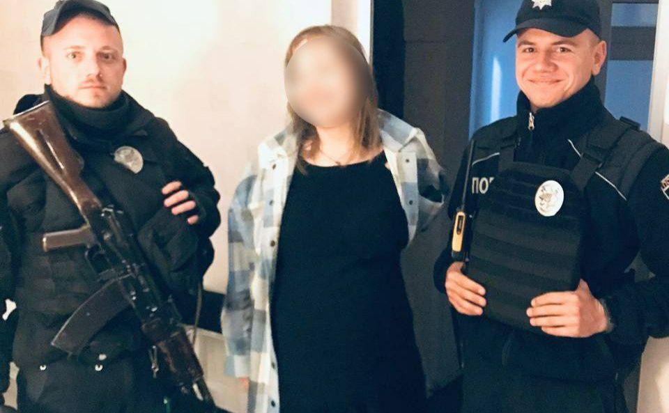Вдячна мама з поліцейськими на порозі пологового будинку. Фото: Патрульна поліція Києва