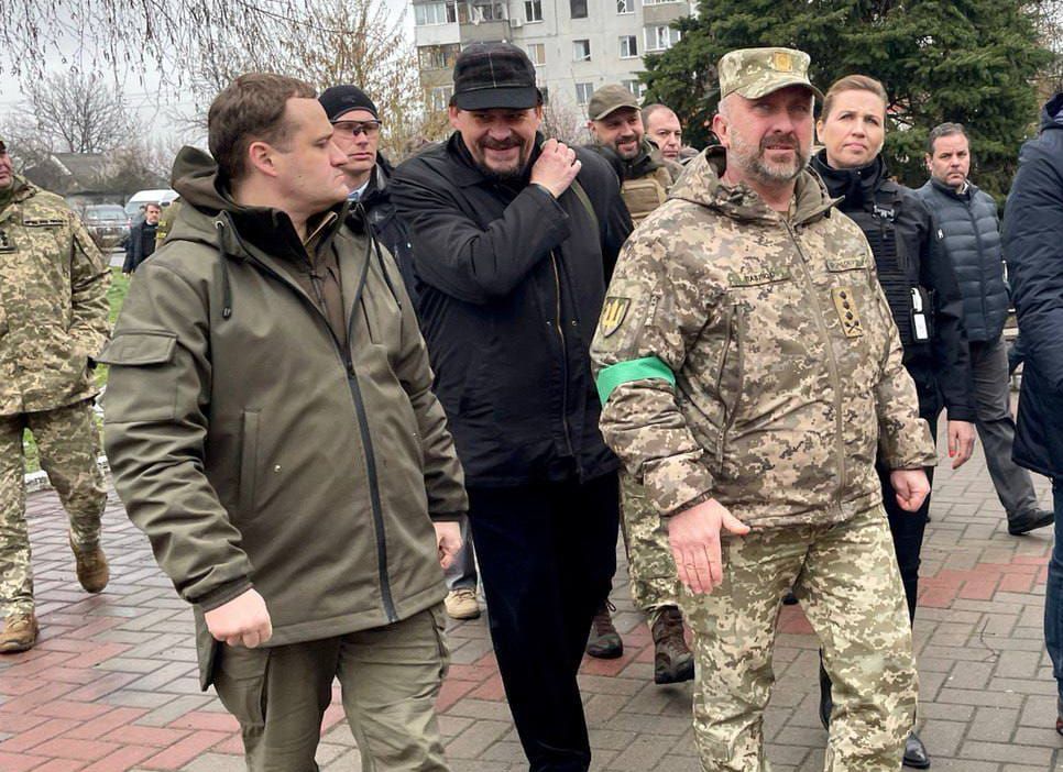 Олексій Кулеба та Олександр Павлюк оглядають наслідки бойових дій у Київській області. Фото: фейсбук