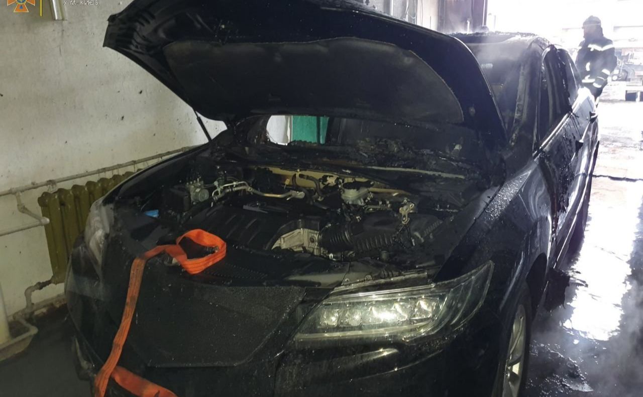 В боксі СТО, в автомобілі «Acura» виникло загоряння. Фото: ДСНС у м. Києві