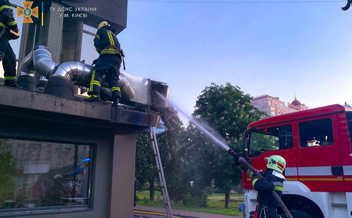 Пожежники ліквідують наслідки загоряння у барі. Фото: ГУ ДСНС у м.Києві