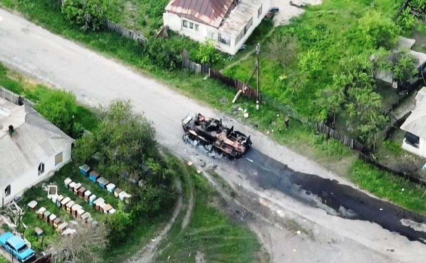 Рашистський танк згорів з екіпажем, українські бджоли у вуликах не постраждали. Фото: Генеральний штаб ЗСУ