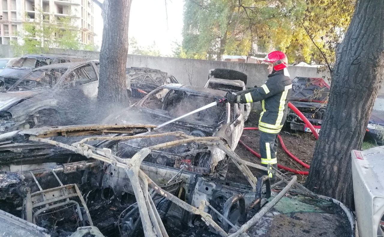 Все, що залищилось від авто. Фото: ГУ ДСНС у м.Києві