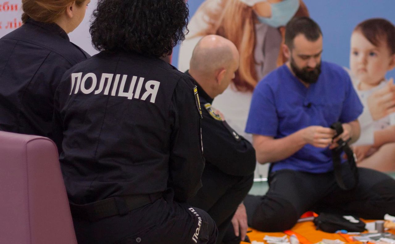 Поліцейським показали, як допомогти потерпілим до приїзду медиків. Фото: пресслужба Охматдит