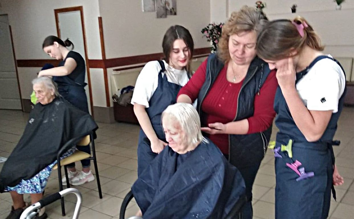 Виїзний «салон краси» у геріатричному пансіонаті. Фото: ВПУ №33