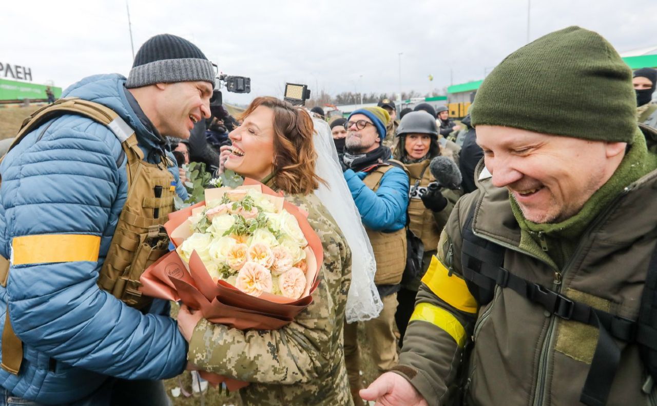 У столиці на блокпосту влаштували весілля. Фото: Борис Корпусенко