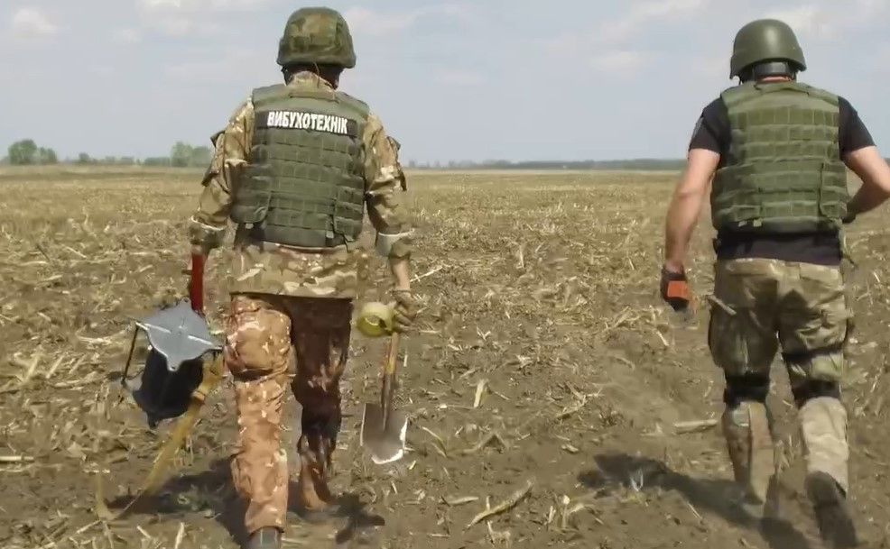 Вибухотехніки знешкоджували ворожі снаряди. Фото: скріншот з відео