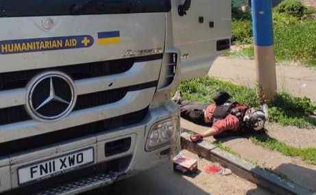Фредерік Леклерк та обстріляне авто, в якому він їхав. Фото: Голова Луганської ОВА С.Гайдай