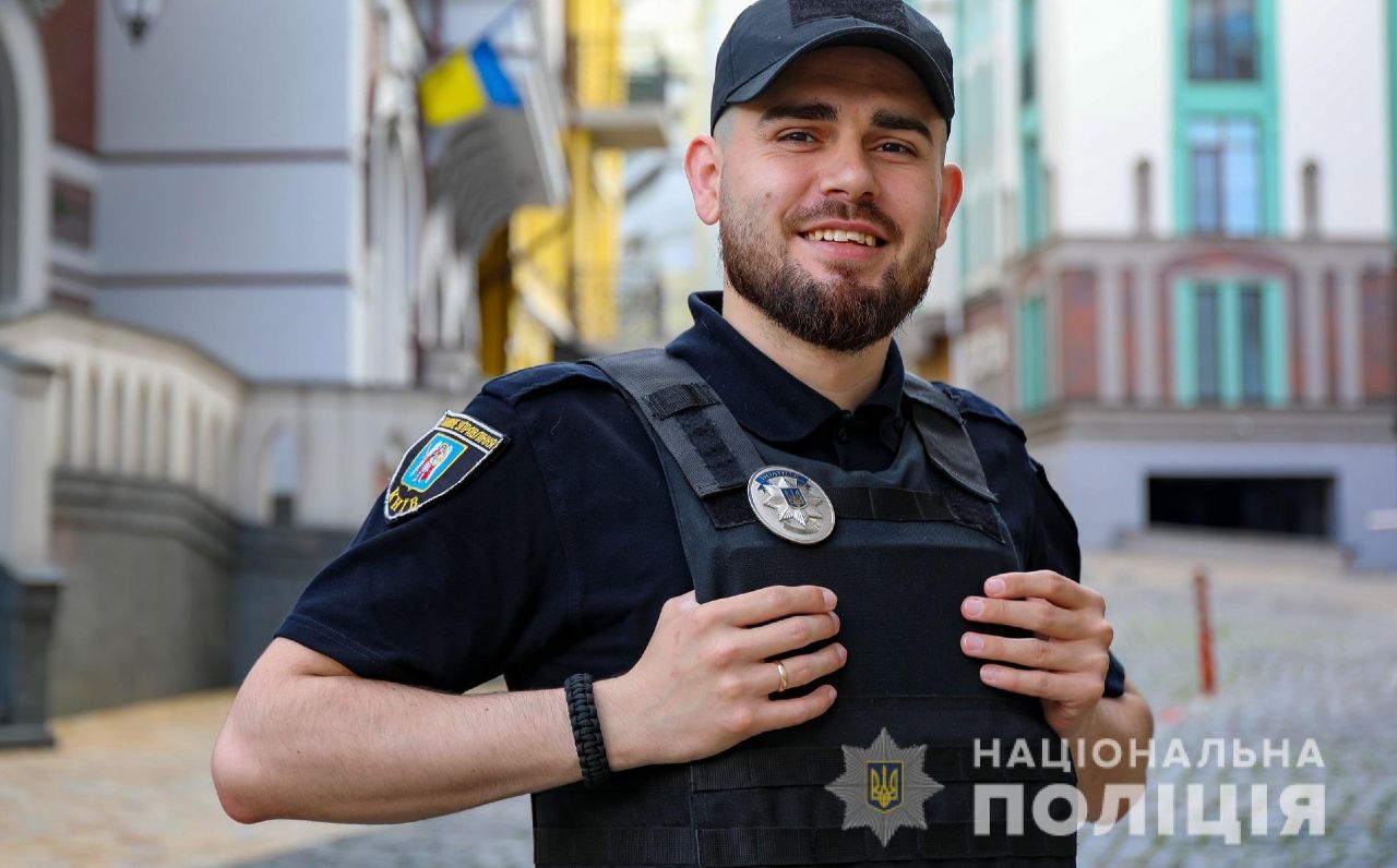 Тактичні браслети за мить перетворюються у декілька метрів міцної мотузки. Фото: Національна поліція