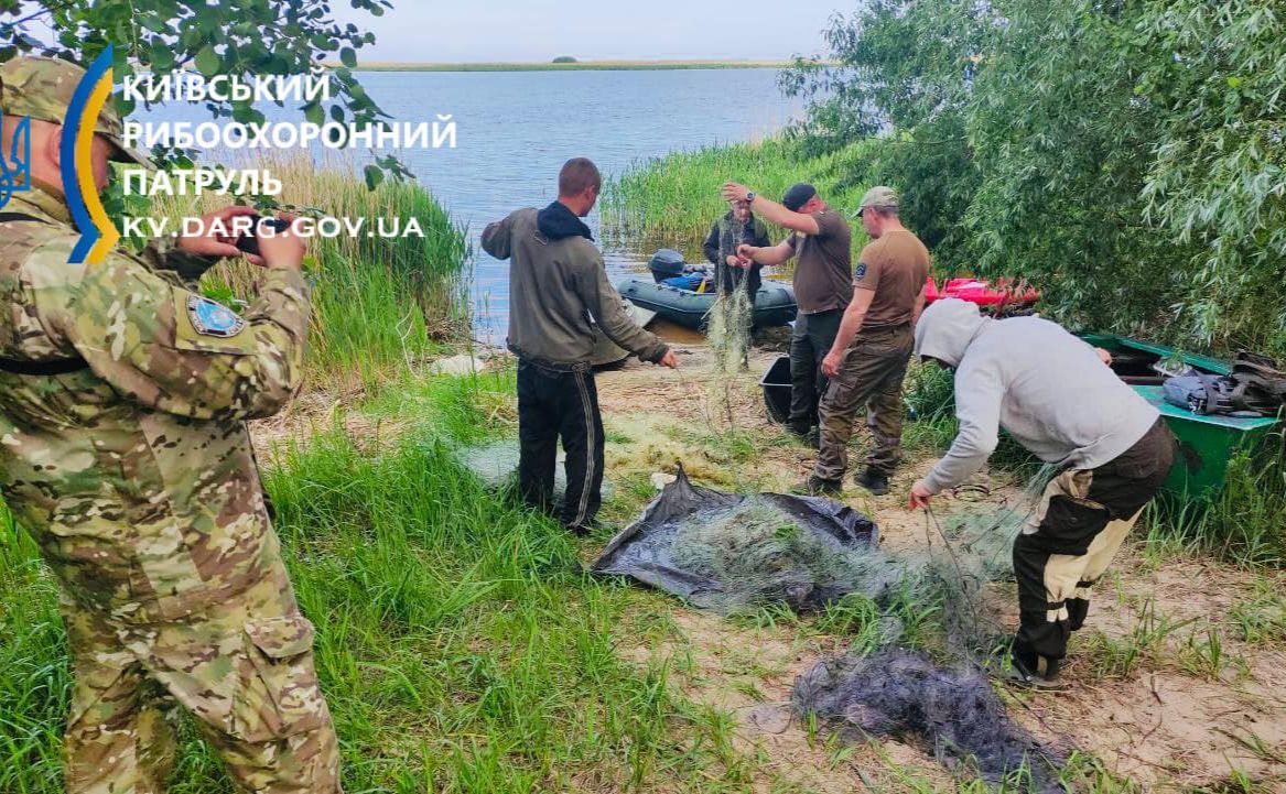Двоє громадян незаконно добули добули 33,6 кг риби. Фото: Київський рибоохоронний патруль