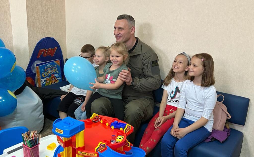 Віталій Кличко з маленькими маріупольцями. Фото: КМДА