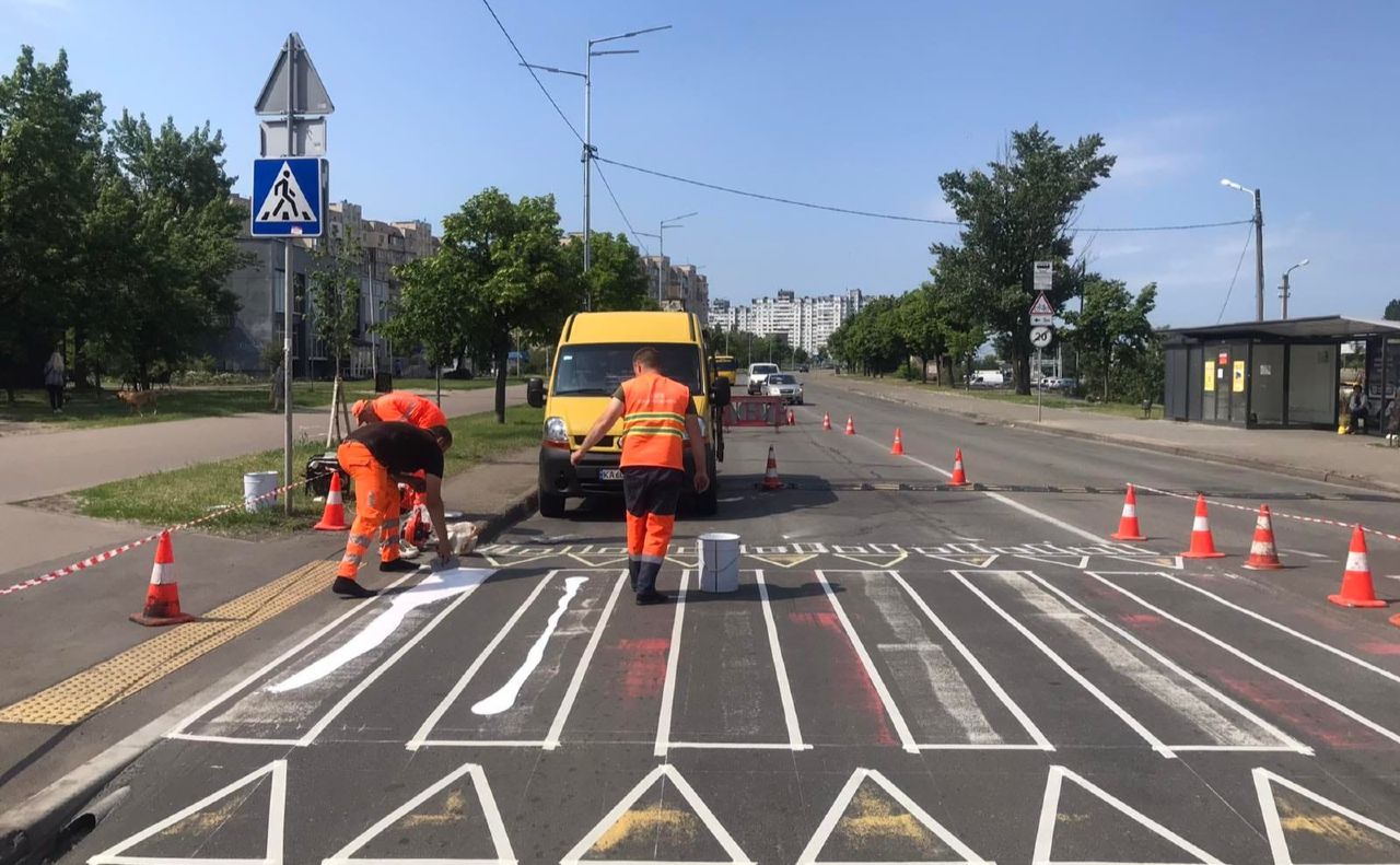 Нанесення холодного пластику на дороги Деснянського району. Фото: КП ШЕУ району