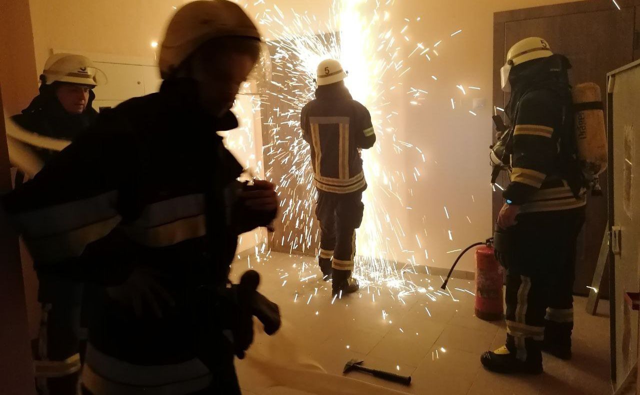 Рятувальникам довелося зрізати вхідні двері квартири. Фото: ГУ ДСНС у Києві