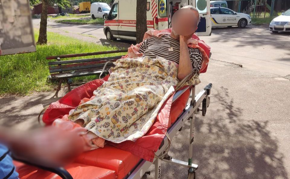 Київські поліцейські надали першу допомогу людині в біді.