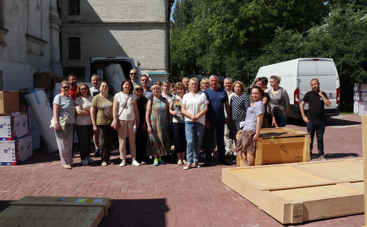 Колеги з власних фондів виділили спеціальні бокси для експонатів. Фото: Софія Київська