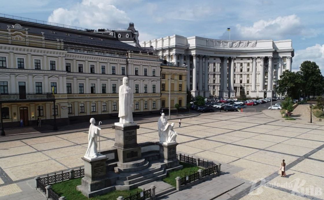 Виставка розташується на Михайлівській площі. Фото: Вечірній Київ