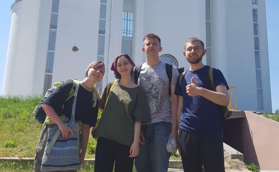 Частина волонтерів, які допомагали прибирати біля храму. Фото: Бучанська міська рада