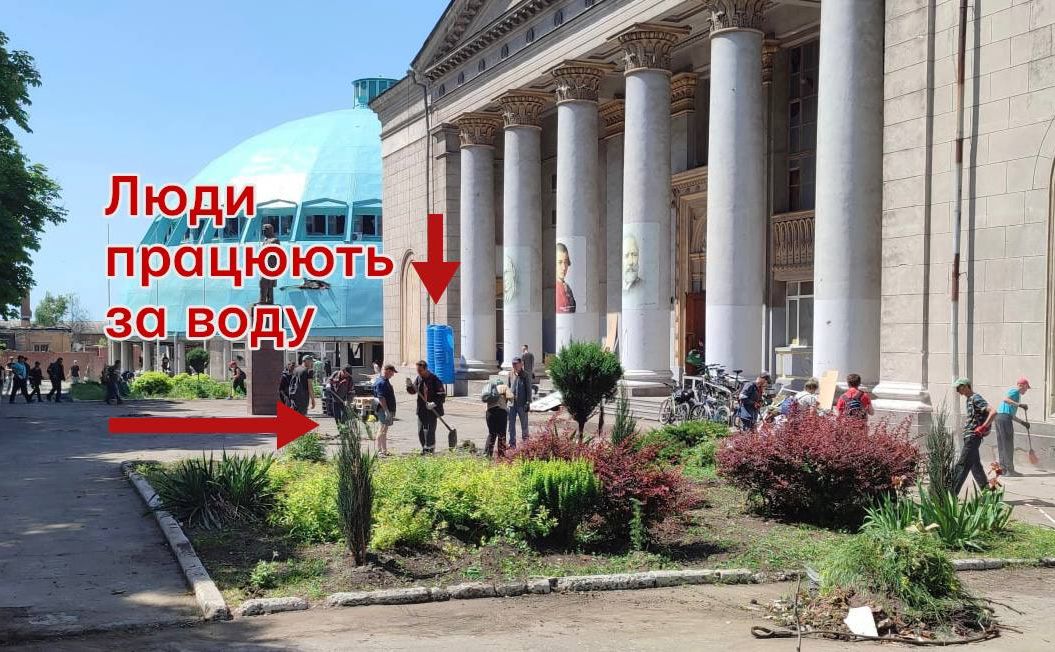 Люди в Маріуполі працюють за воду. Фото: з відкритих джерел