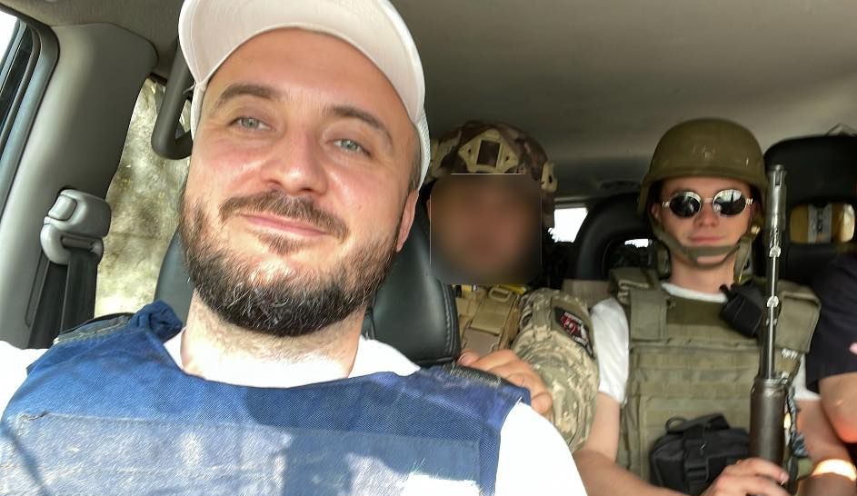 Микола Нижник під час поїздки до Словʼянську. Фото з архіву волонтера